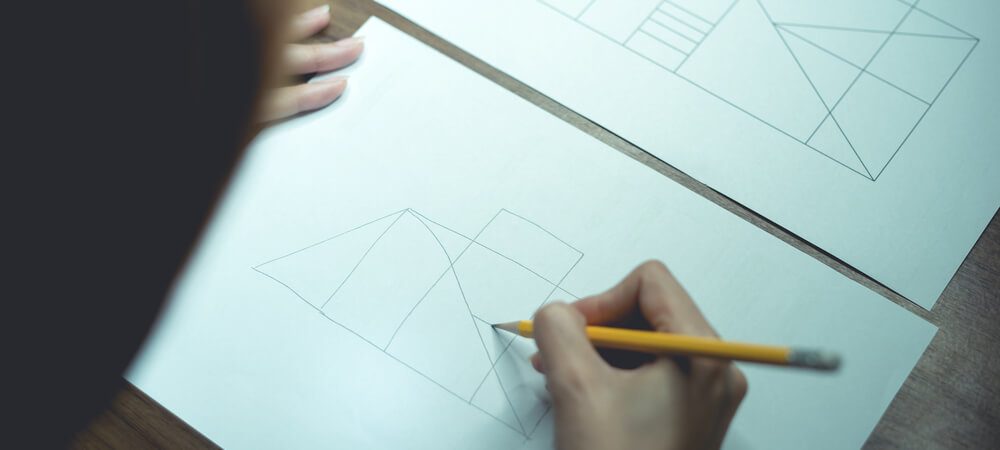 Therapy for dementia patients: A woman is doing a memory drawing exercise with shapes and a pencil.